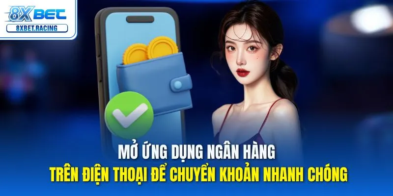 Mở ứng dụng ngân hàng trên điện thoại để chuyển khoản nhanh chóng